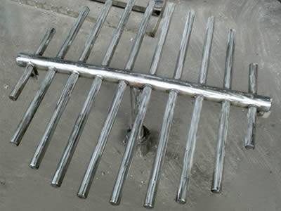 Perforated pipe liquid distributors