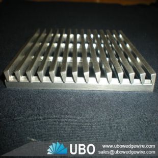 Wedge wire flat screen panel for liquid filtration