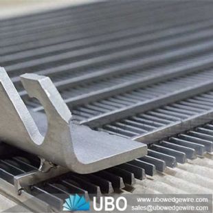 Reinforced stainless steel wedge wire screen panel for pulp screening and fractionation